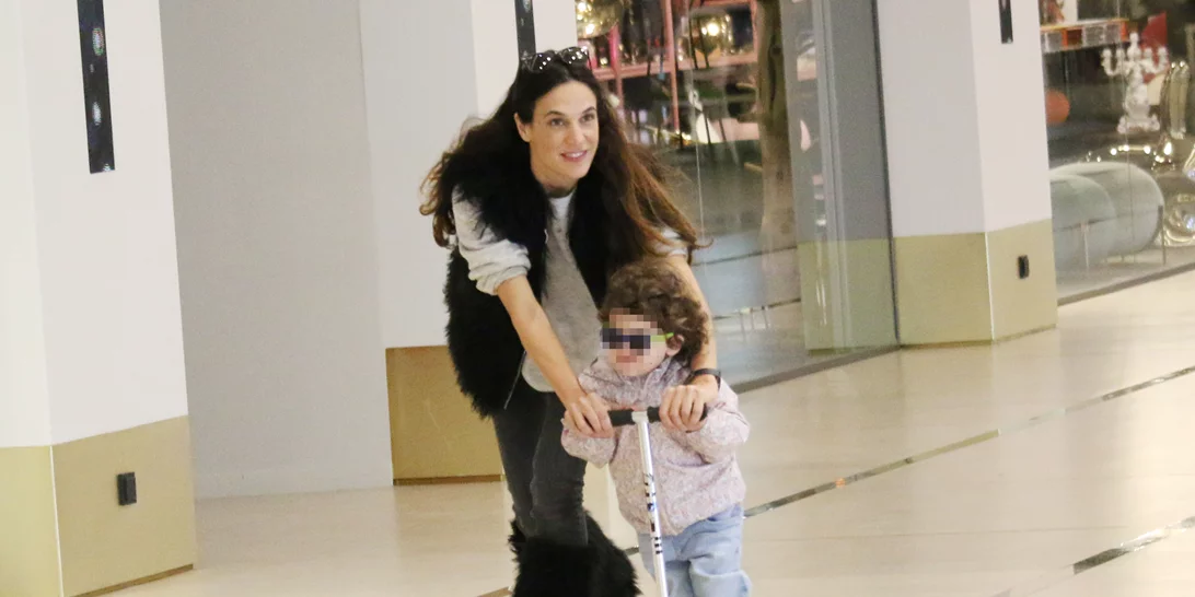 Ιζαμπέλα Κογεβίνα | Η σπάνια εμφάνιση με τα τρία παιδιά της