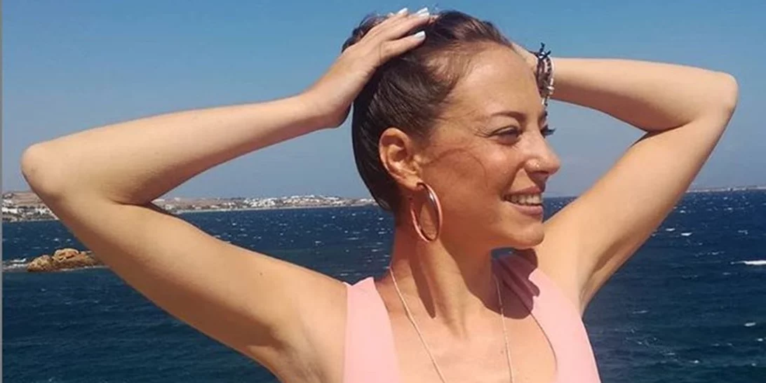 Άβαφη κι ανέμελη | Η Αλεξάνδρα Ούστα ποζάρει αγκαλιά με τον 3ων ετών γιο της, Αύγουστο
