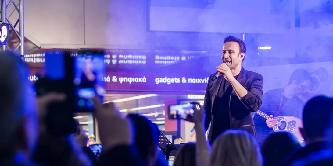 Ο Κωνσταντίνος Χριστοφόρου και οι ONE εντυπωσίασαν στο αποκριάτικο live stage του 92.3 Λάμψη στο Athens Metro Mall