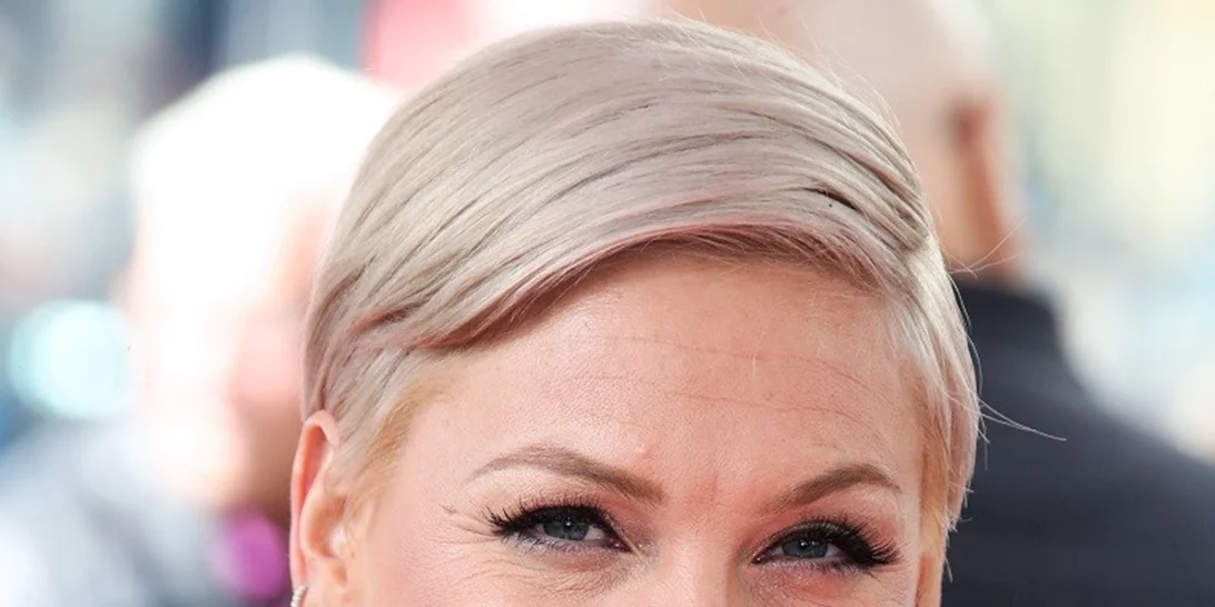 Pink | Έκοψε ΜΟΝΗ ΤΗΣ τα μαλλιά της ενώ ήταν μεθυσμένη