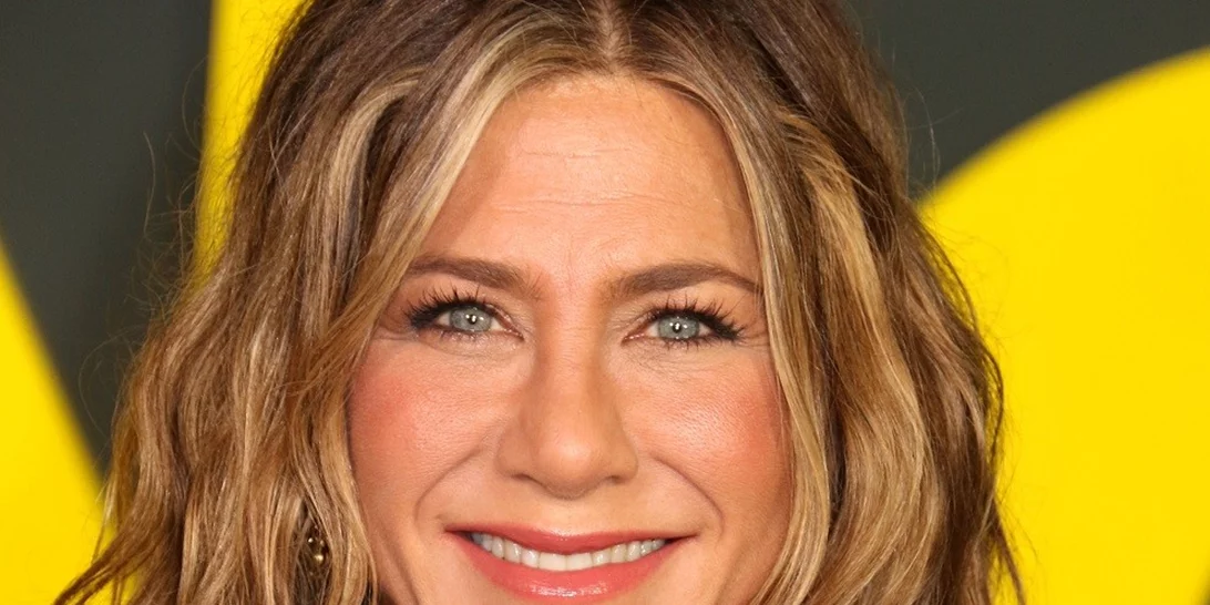 Πώς να φαίνομαι πιο μικρή; Τα πιο κολακευτικά κουρέματα και οι καλύτερες συμβουλές μακιγιάζ