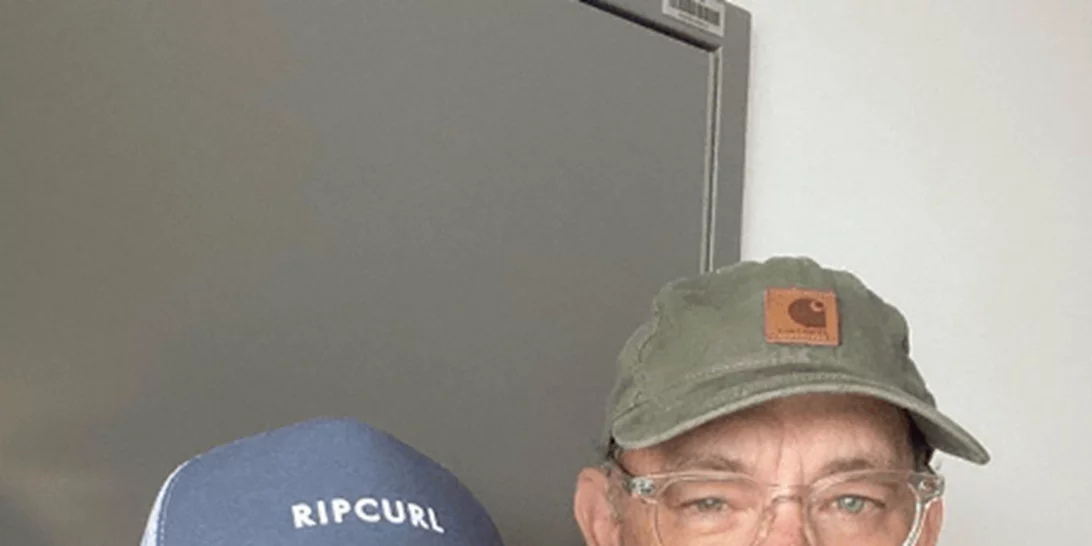 Ο Tom Hanks θα περιμένει τη σειρά για να εμβολιαστεί