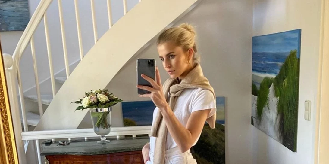 Πώς να φορέσω το λευκό τζιν; Η blogger Caroline Daur σού δείχνει πώς να το απογειώσεις