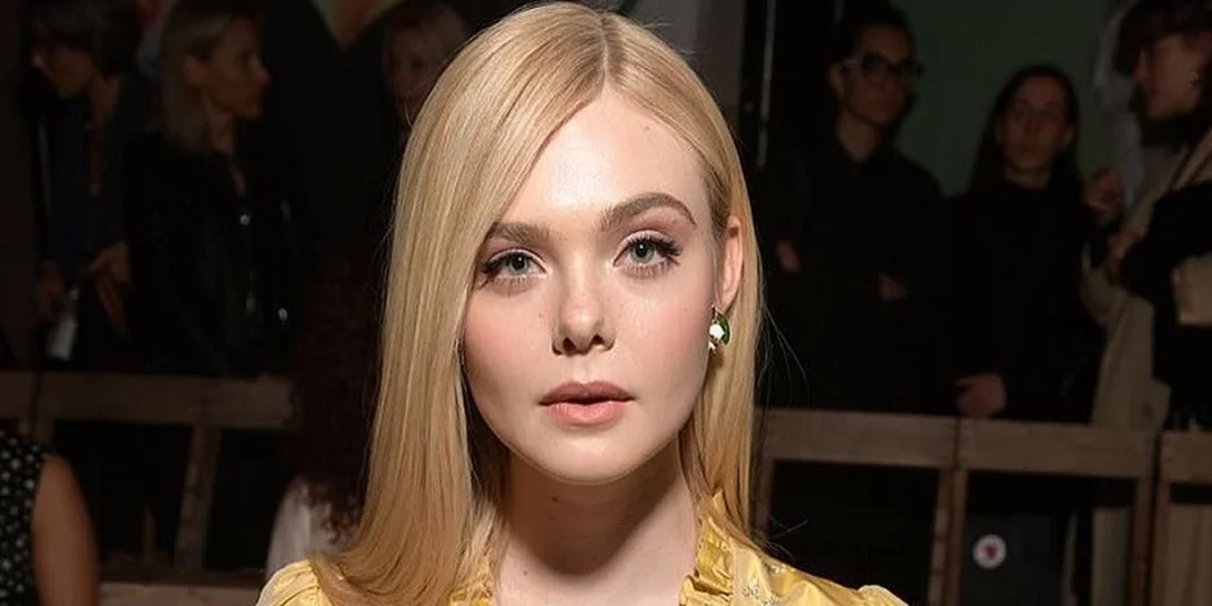 Η Elle Fanning έβαψε μόνη της στο σπίτι τα μαλλιά της ροζ