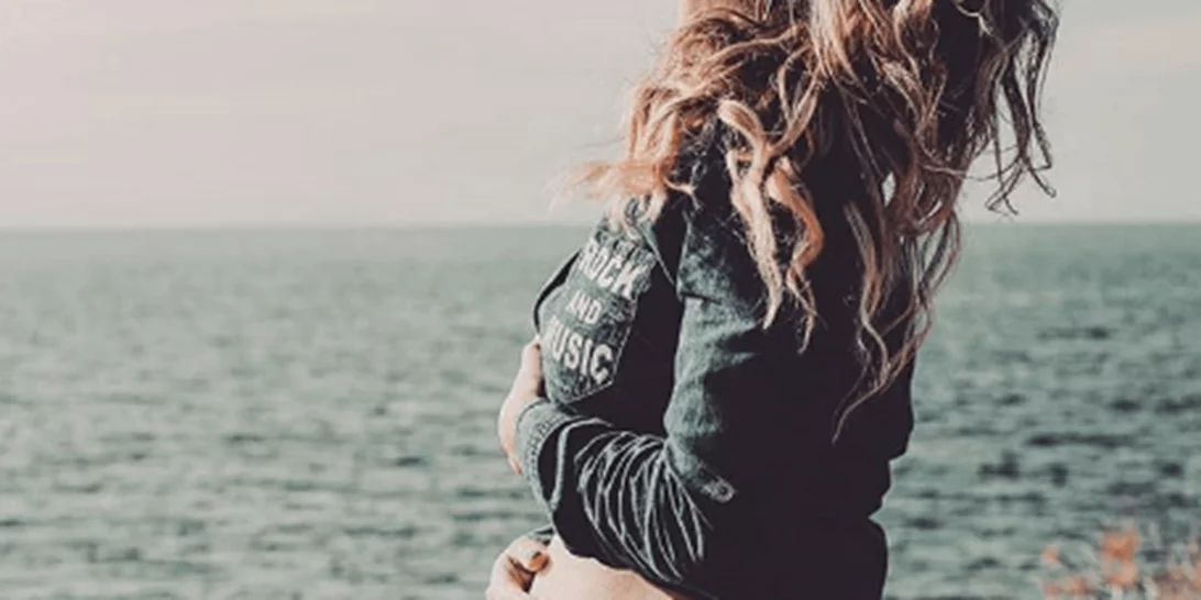 Γνωστή Ελληνίδα μάς δείχνει τη φουσκωμένη της κοιλίτσα λίγο πριν γεννήσει