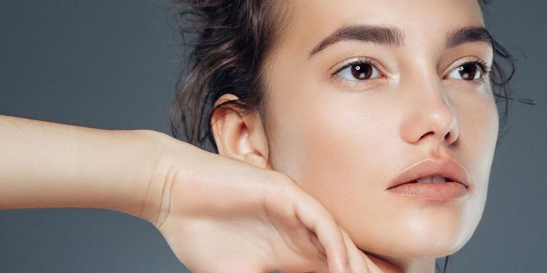 Πώς να δείχνει φρέσκια και λαμπερή η επιδερμίδα ακόμα και με 5 ώρες ύπνου