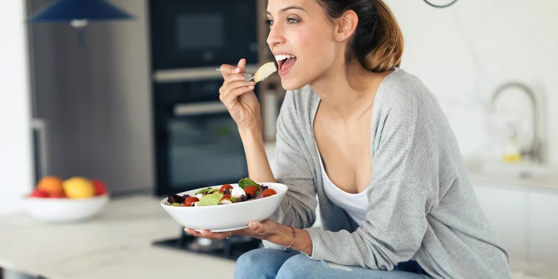 Λίγες θερμίδες | Τι να προτιμήσεις στο πρωινό και στο μεσημεριανό σύμφωνα με τη διαιτολόγο