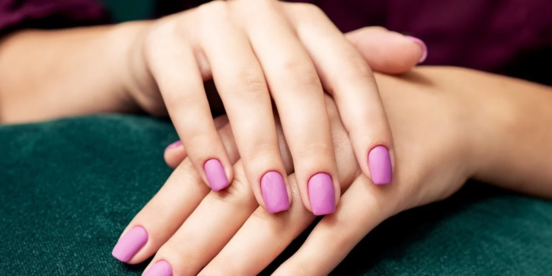 Βρήκαμε τον πιο έξυπνο τρόπο να διορθώσουμε το gel μανικιούρ μας