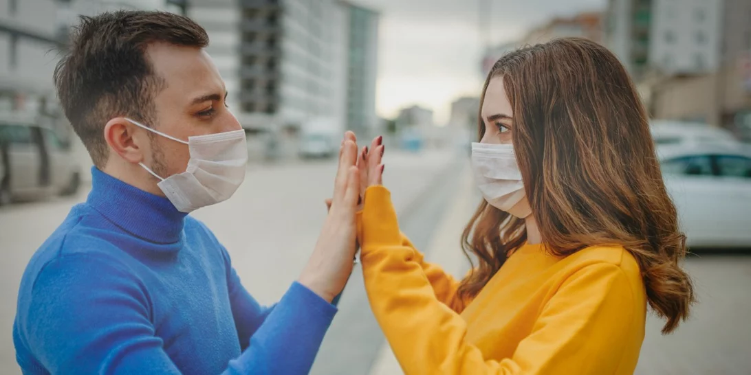 Ανάλυσέ το | Κορονοϊός: Πώς να βοηθήσουμε τις σχέσεις μας να ανθίσουν και να δυναμώσουν