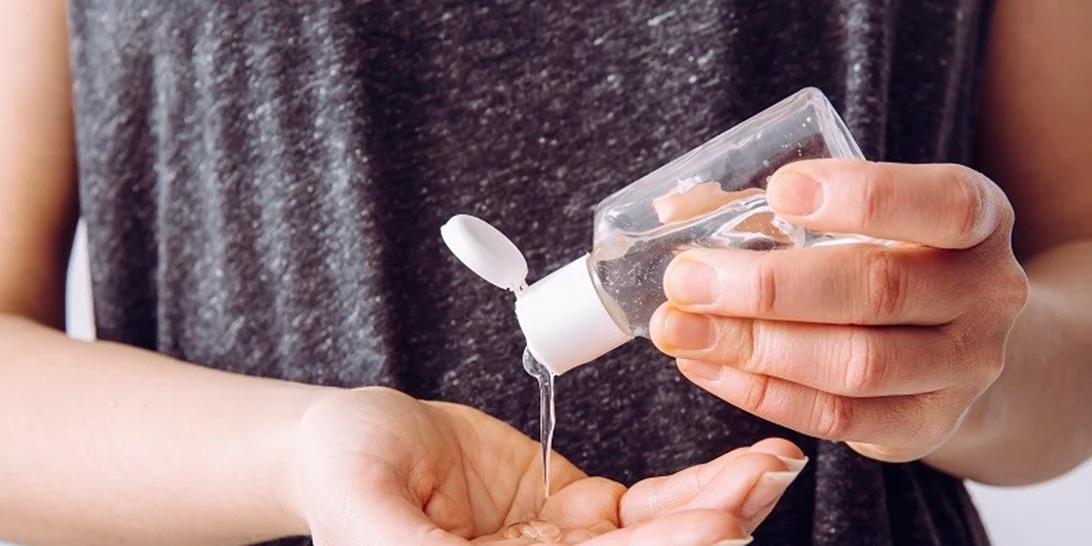 Η L'Oréal Group αλλάζει γραμμή παραγωγής και διανέμει δωρεάν αντισηπτικά τζελ