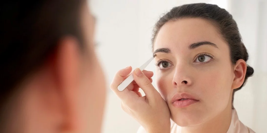 How to | Πώς να βγάλεις τα φρύδια σου μόνη στο σπίτι