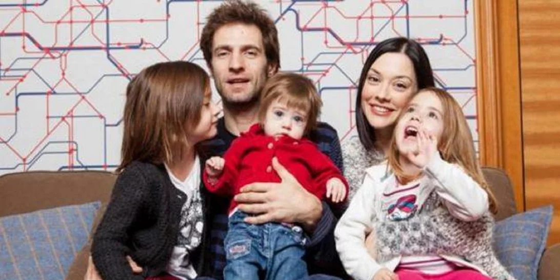 Μάξιμος Μουμούρης & Νάντια Γιαννακοπούλου | Πλάνα από το σπίτι όπου ζουν με τα τρία παιδιά τους