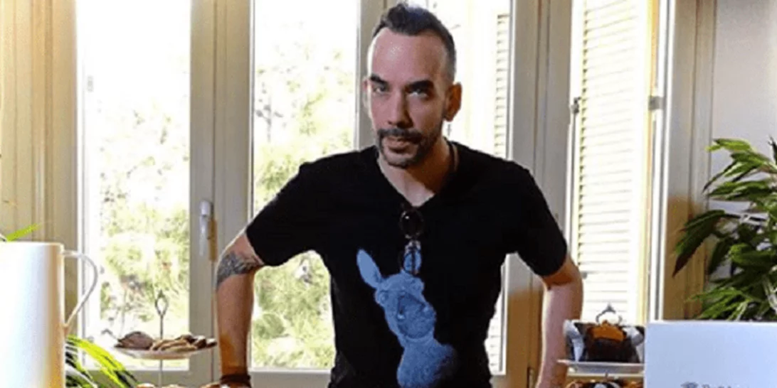 Πάνος Μουζουράκης | Ανοίγει το σπίτι του και δείχνει (για πρώτη φορά) τη σύντροφό του