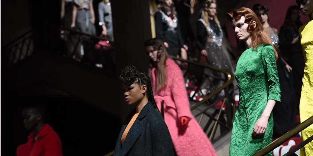 Η Miuccia Prada αποθέωσε τον ρομαντισμό και τη θηλυκότητα