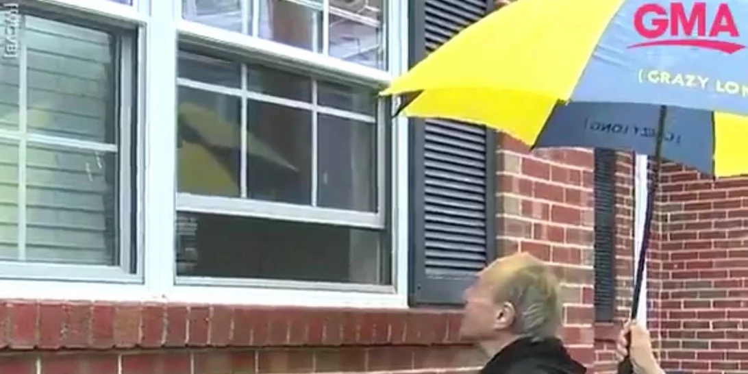 Viral | Ηλικιωμένος κάνει καντάδα στη νοσούσα από Covid-19 σύντροφό του μέσα στη βροχή