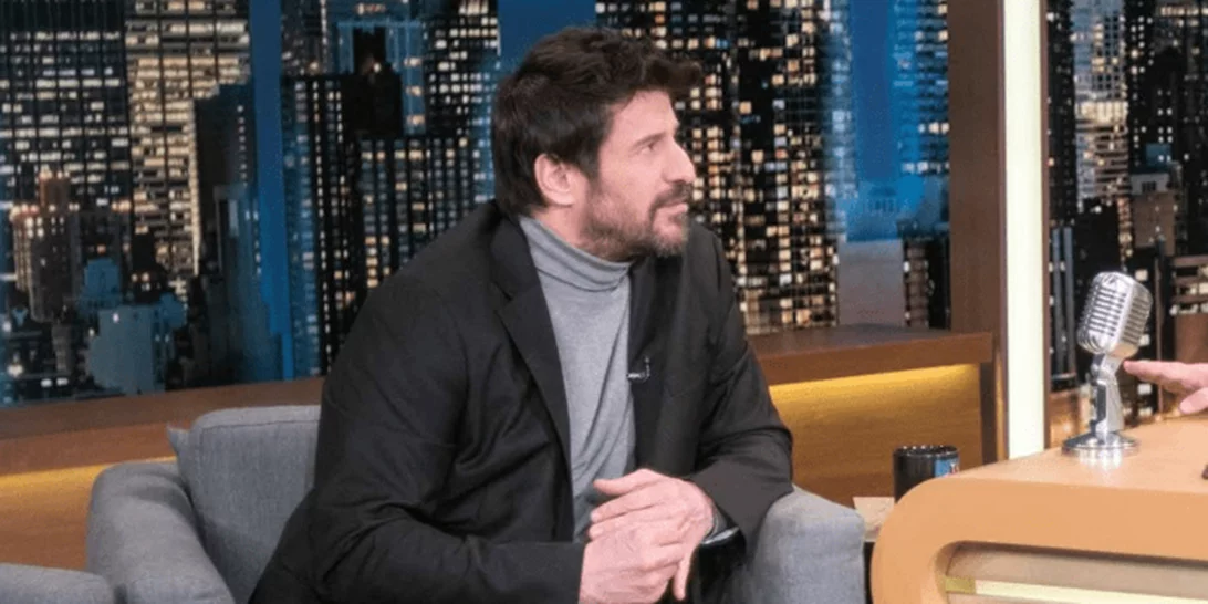 Ο Αλέξης Γεωργούλης μένει σπίτι και παίζει Metallica μπροστά στο τζάκι