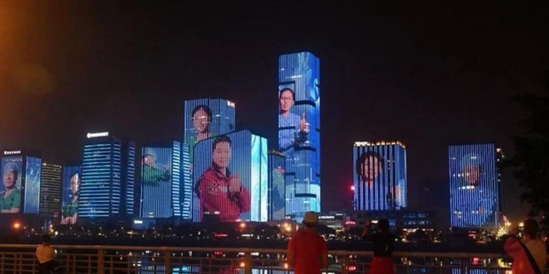 Το ευχάριστο νέο της ημέρας | Οι φωτογραφίες των γιατρών που πολέμησαν τον κορονοϊό φωτίστηκαν στα κτίρια της Κίνας