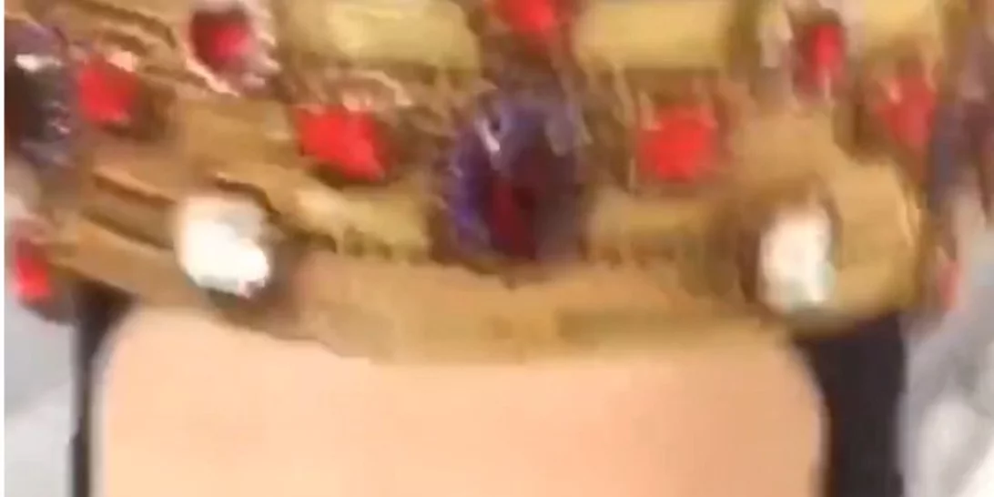 Για ψώνια με μάσκα και κορώνα | Ελληνίδα ηθοποιός γίνεται viral στα social media