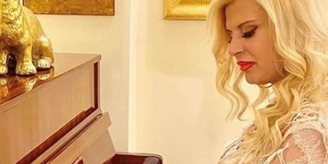 Ποικίλα σχόλια για την αποκαλυπτική εμφάνιση της Μαρίνας Πατούλη στο πιάνο