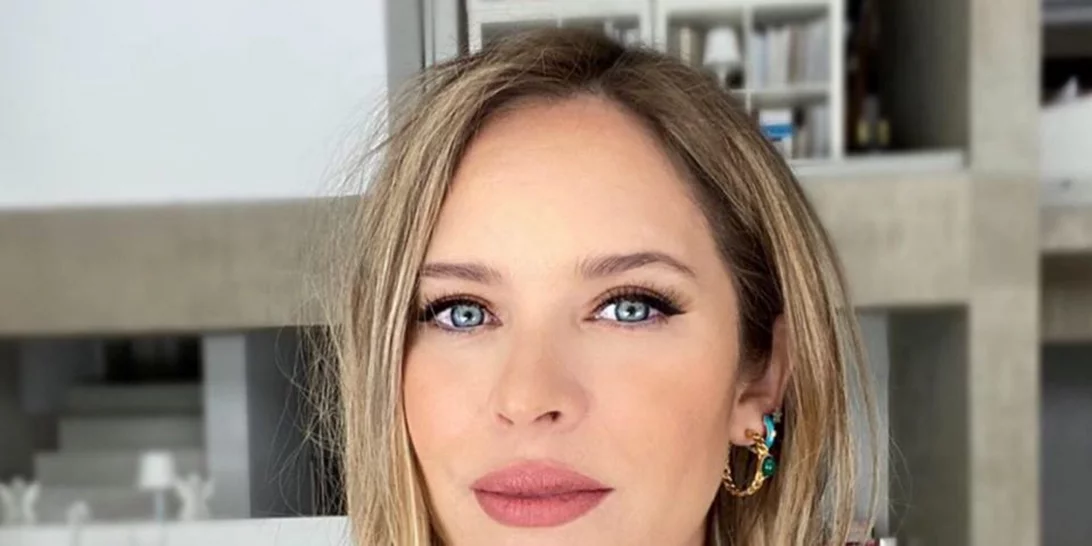 Anita Brand | Η εγκυμονούσα δείχνει για πρώτη φορά την κοιλίτσα της με εφαρμοστά ρούχα