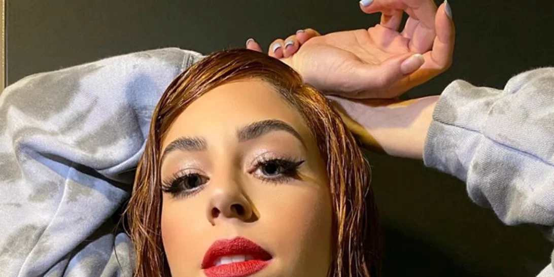 Demy | Έγινε Dua Lipa βάφοντας τα μαλλιά της σύμφωνα με το πιο αμφιλεγόμενο trend