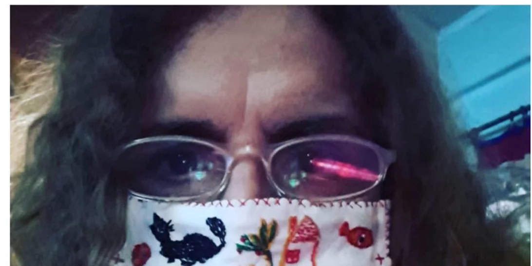 Ελληνίδα ηθοποιός φτιάχνει χειροποίητες μάσκες για τον κορονοϊό και τις ζωγραφίζει