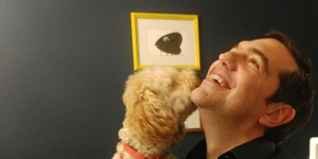 Αλέξης Τσίπρας | Νέες φωτογραφίες από το σπίτι του (και τα παιχνίδια με το σκύλο του)