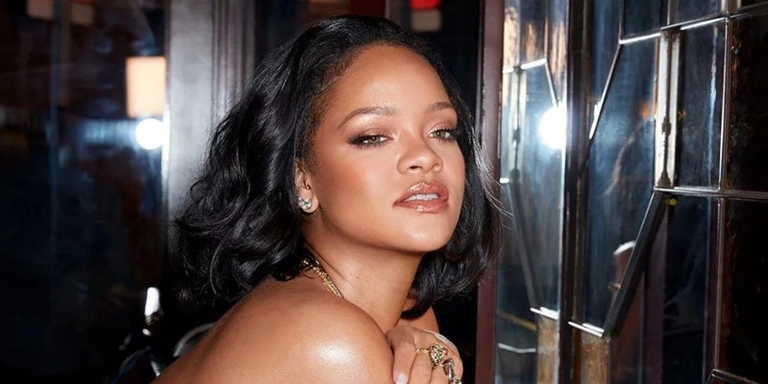 No makeup makeup look | Η Rihanna μας δείχνει πώς να κάνουμε το απόλυτο καλοκαιρινό μακιγιάζ