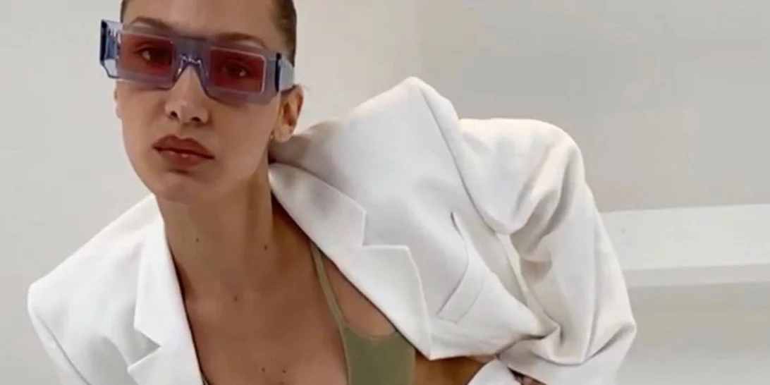 H Bella Hadid ποζάρει γυμνή μέσω FaceTime για τη νέα καμπάνια του οίκου Jacquemus
