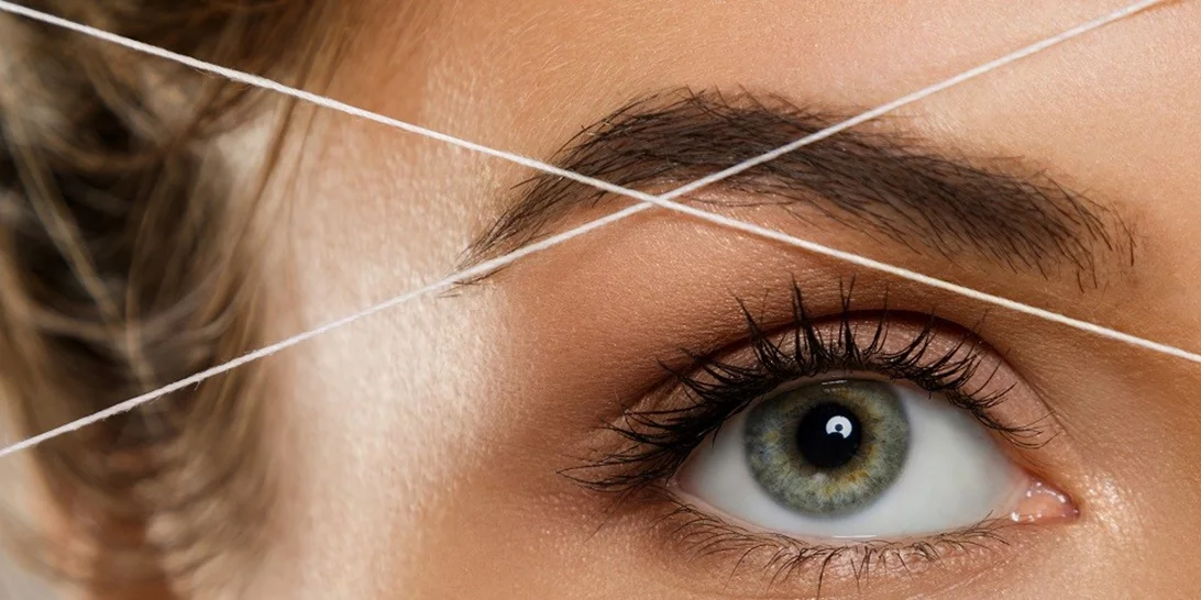 Πώς να βγάλω τα φρύδια μου με κλωστή; Οι συμβουλές που θα σε κάνουν pro!