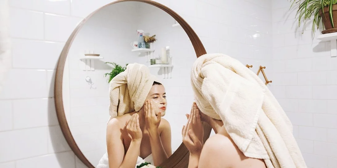 Επίμονη ακμή; Έτσι θα την καταπολεμήσεις πριν τις καλοκαιρινές διακοπές