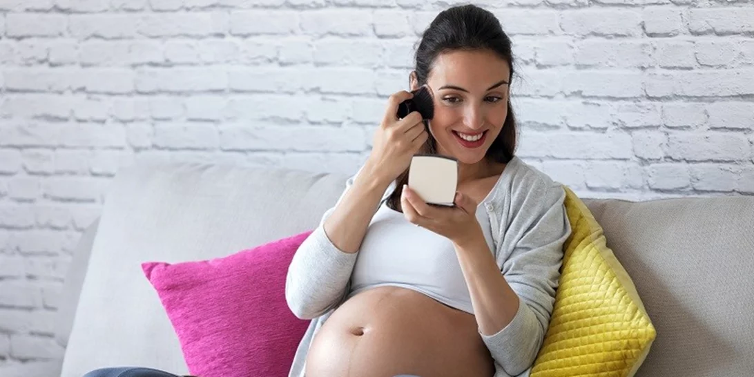 Μια αισθητικός των διασήμων λέει ποια καλλυντικά δεν πρέπει να χρησιμοποιείς στην εγκυμοσύνη