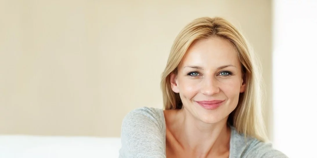 5 εύκολα και στιλάτα χτενίσματα για μέσα στο σπίτι: Μια YouTuber άνω των 40 δείχνει τον τρόπο