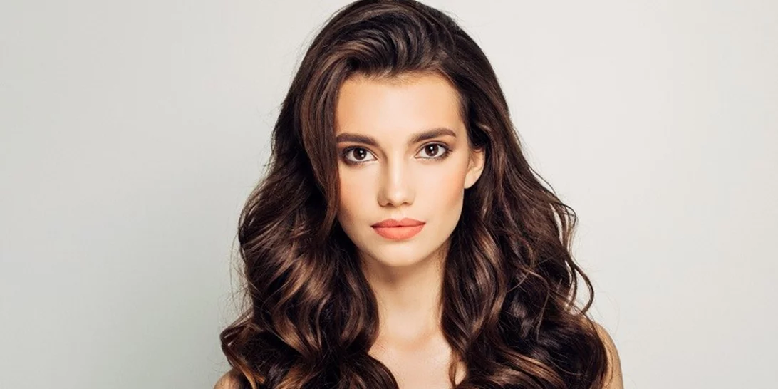 7 τρόποι για μπούκλες στα μαλλιά χωρίς θερμότητα, χωρίς εργαλεία