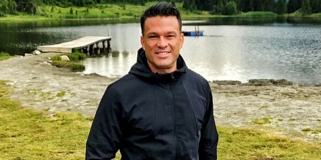 Ο Κώστας Σόμμερ είναι ερωτευμένος και δεν κρύβεται