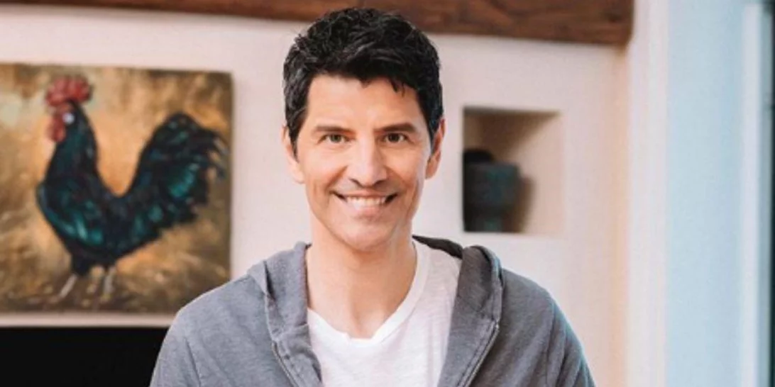 Σάκης Ρουβάς | Έφτιαξε πασχαλινά κουλούρια με τις κόρες του