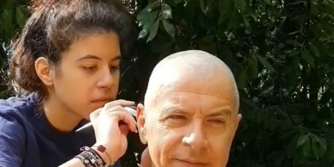 Σταύρος Θεοδωράκης | Έβαλε την κόρη του να τον κουρέψει και είναι αγνώριστος (video)