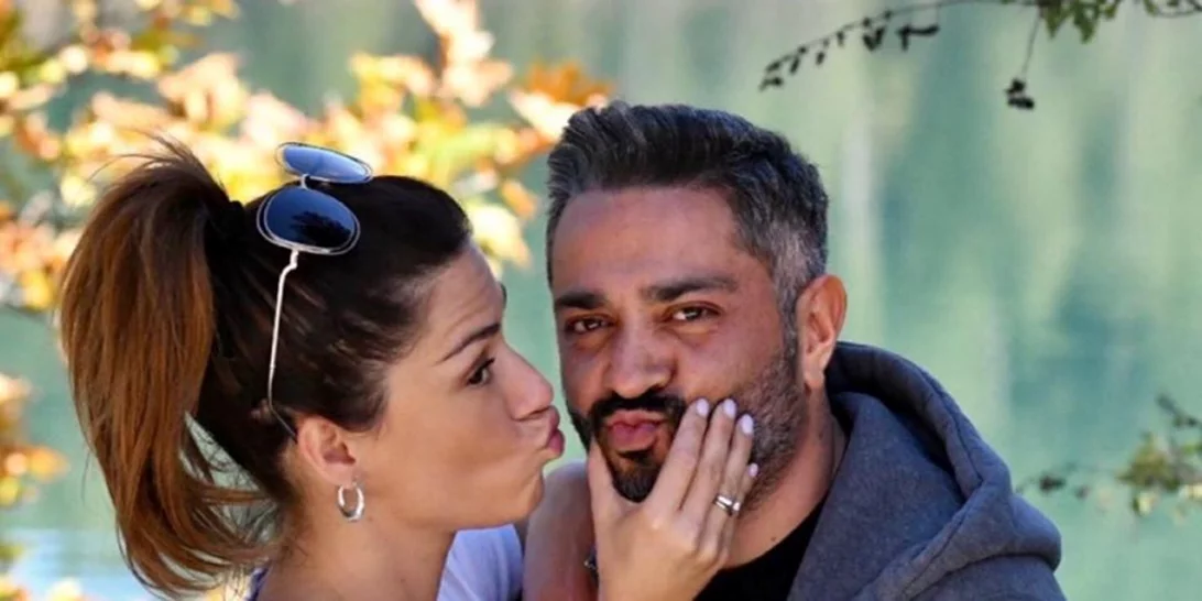 Γενική καθαριότητα | Το look της Βάσως Λασκαράκη στο σπίτι και οι φωτογραφίες που την τράβηξε ο Λευτέρης Σουλτάτος