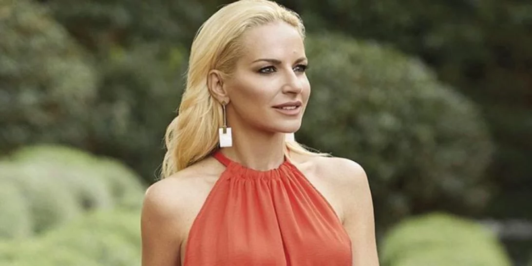 Πιο αδύνατη από ποτέ η Μαρία Μπεκατώρου | Ποζάρει με κολάν μετά την απώλεια των 9 κιλών