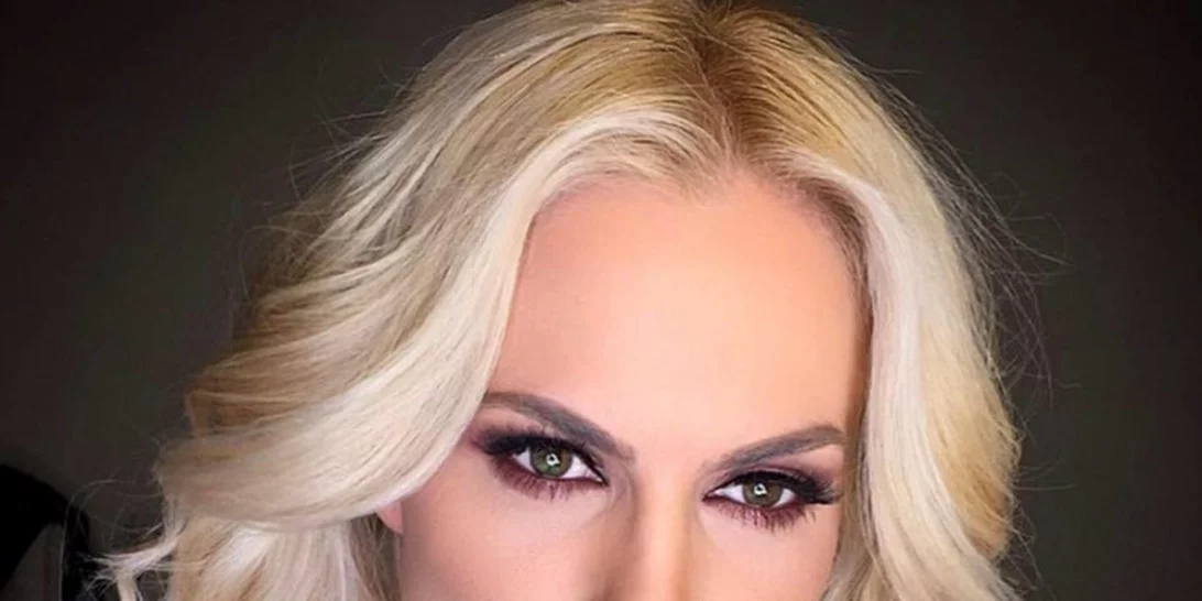 «Κομμώτρια» για πρώτη φορά | Η Ντορέττα Παπαδημητρίου έβαψε μόνη της τα μαλλιά της (pic)