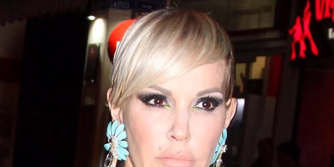 Νατάσα Καλογρίδη | Βάφει (ξανά) τα μαλλιά της, αυτή τη φορά με οδοντόβουρτσα και πιρούνι