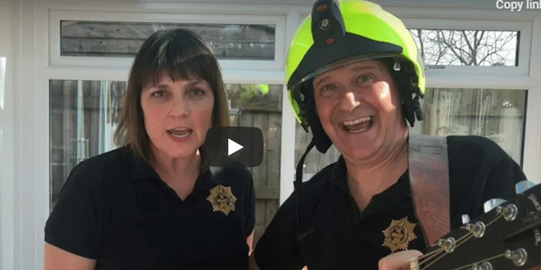 Το συγκινητικό μήνυμα των Άγγλων πυροσβεστών στους Ιταλούς συναδέλφους τους- Με το Bella Ciao