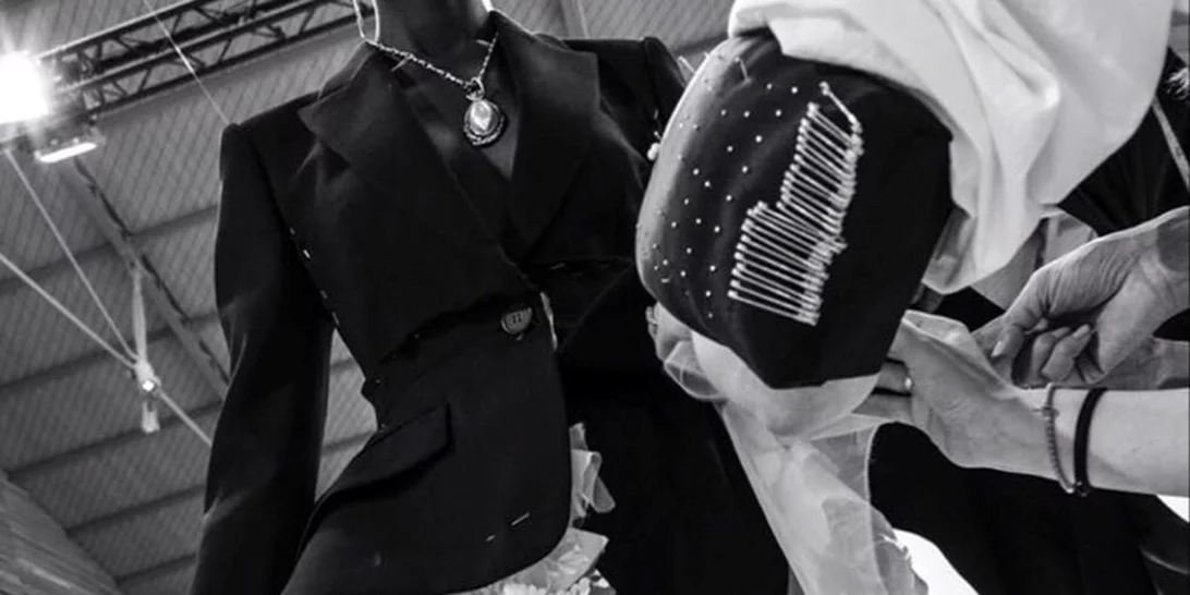 Ο οίκος Alexander McQueen αποκαλύπτει πώς δημιούργησε τα πιο περίτεχνα looks από ανακυκλωμένα υλικά