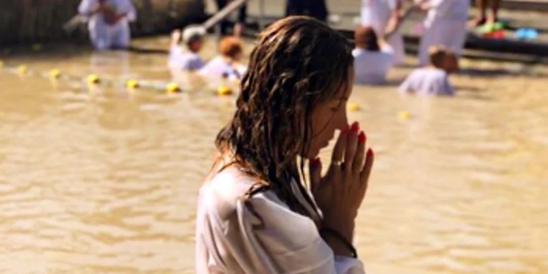 Πηγή Δεβετζή | Φωτογραφίες από τη «βάφτισή» της στον Ιορδάνη ποταμό