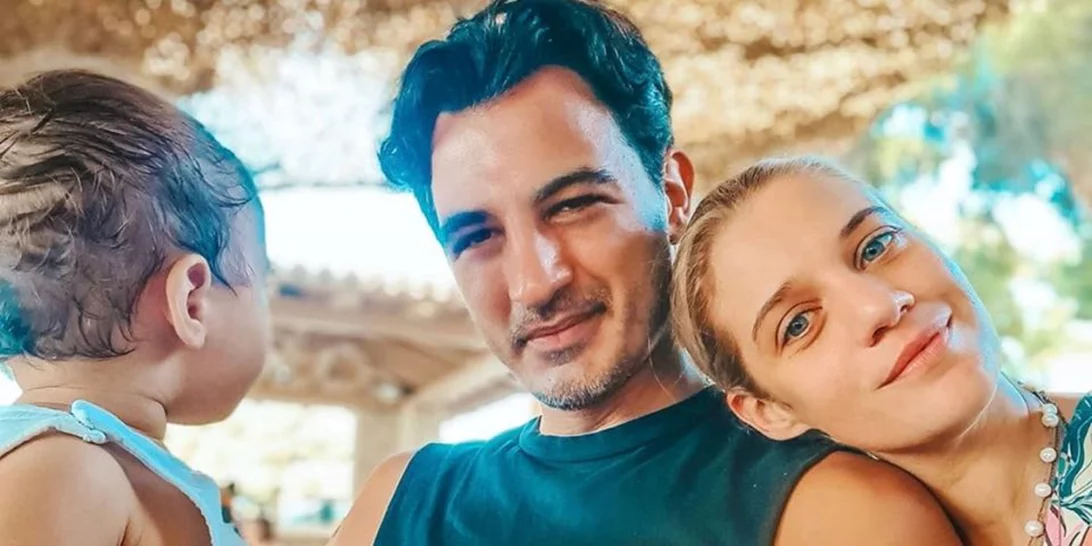«Σήμερα ο κόσμος είναι λίγο καλύτερος» | Η Τζένη Θεωνά φωτογραφίζει τον Δήμο Αναστασιάδη και τον γιο τους