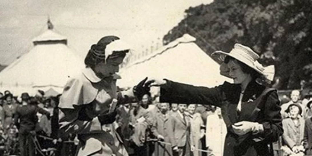 Αυτό είναι το αγαπημένο λουλούδι της Βασίλισσας Ελισάβετ | Οι ασπρόμαυρες φωτογραφίες από το παρελθόν