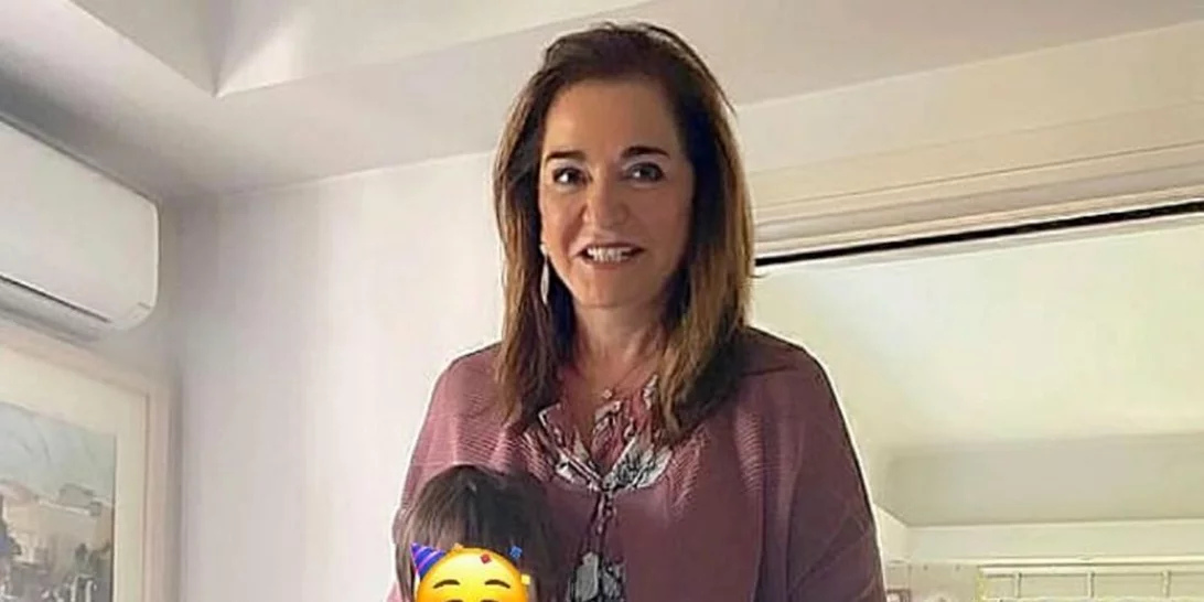 Γενέθλια Ντόρας Μπακογιάννη | Η φωτογραφία με τον εγγονό της και η έκπληξη από τους συνεργάτες της