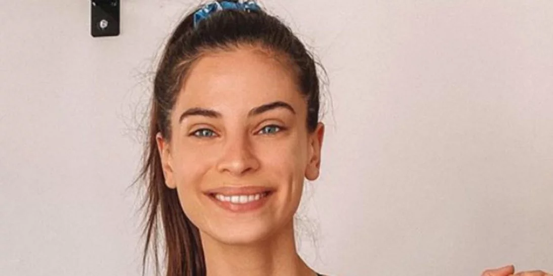 Χριστίνα Μπόμπα | Ποζάρει με crop top και κολάν μετά την αποκάλυψη ότι πήρε δύο κιλά