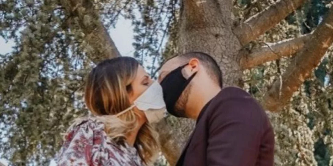 Ελληνίδα τραγουδίστρια παντρεύτηκε τον σύντροφό της στον όγδοο μήνα της εγκυμοσύνης