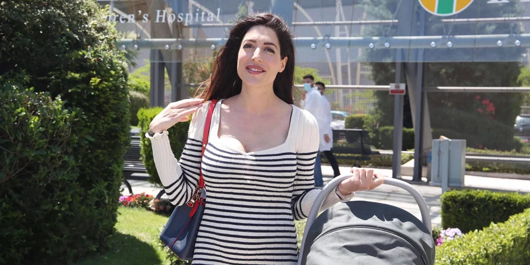 Η Φλορίντα Πετρουτσέλι πήρε εξιτήριο | Οι πρώτες φωτογραφίες κατά την έξοδό της από το μαιευτήριο